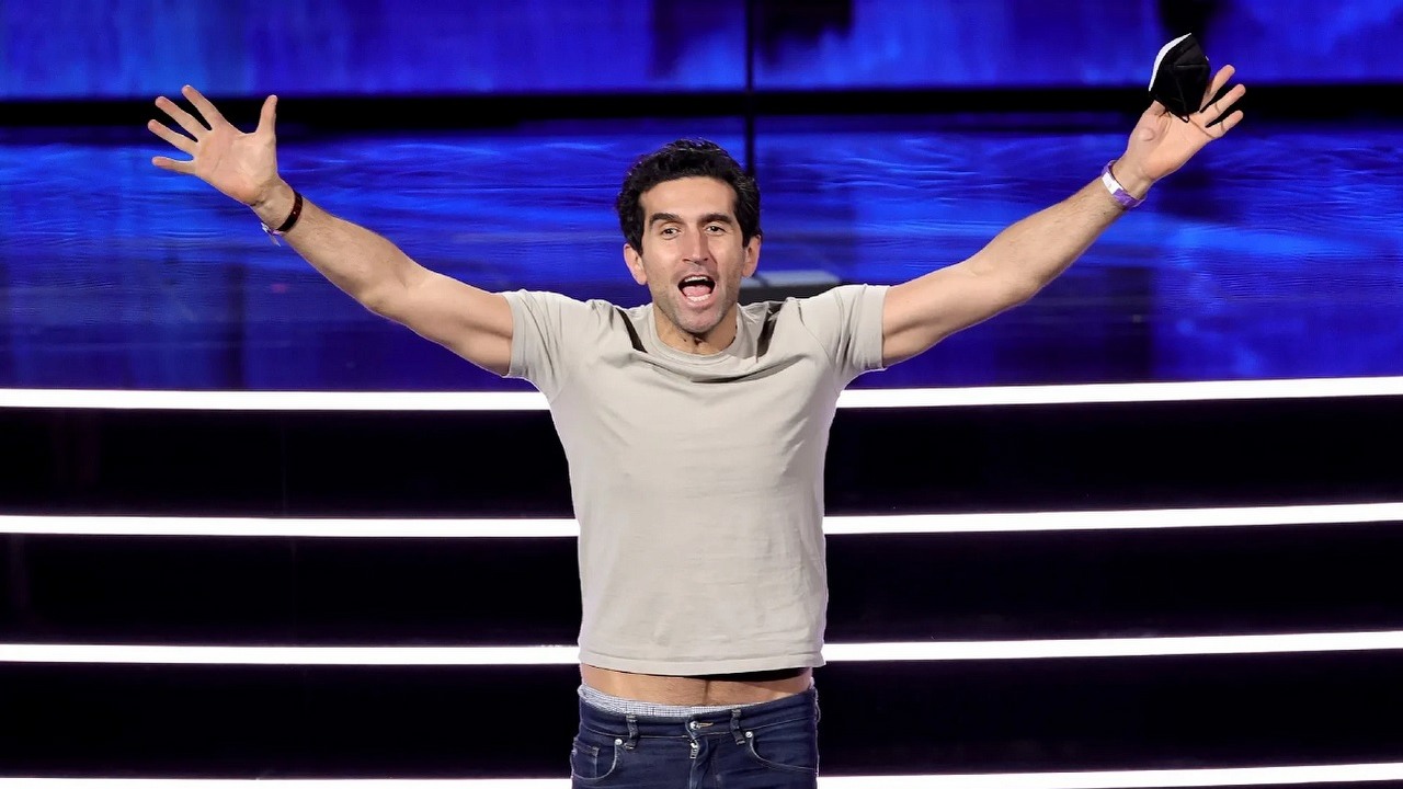 3 gry wystarczyły, by jeden z najbardziej kreatywnych deweloperów osiągnął niesamowity kamień milowy. Wydawca Baldur’s Gate 3 mówi wprost: „Szalone liczby”, źródło grafiki: Josef Fares, The Game Awards 2017.