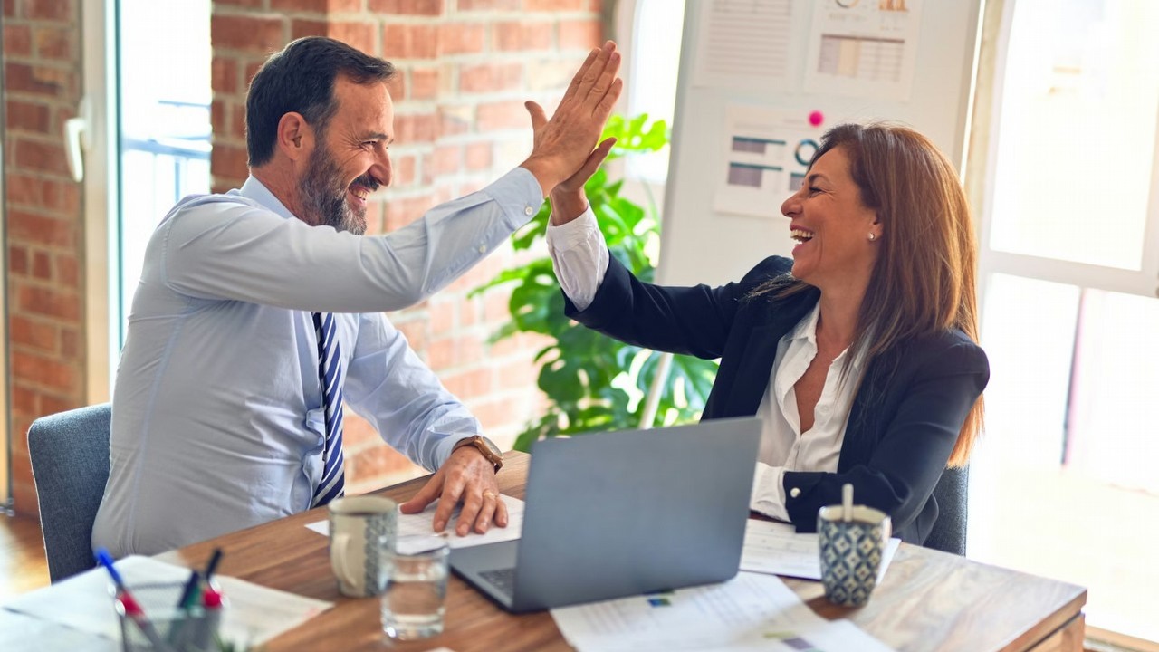 80 tysięcy zwolnionych w zaledwie trzy miesiące, z czego prawie 50% to „wina AI”: korporacje uświadomiły sobie, że sztuczna inteligencja to idealny kozioł ofiarny, źródło grafiki: krakenimages; Unsplash.com; 2020.