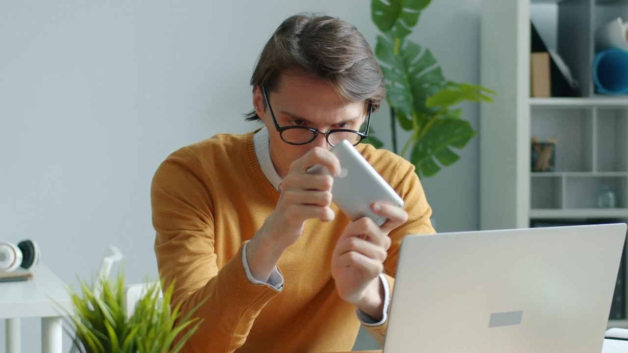 Internet to „trzy serwisy społecznościowe i YouTube”. Brytyjczycy tracą zainteresowanie siecią, źródło grafiki: Vitaly Gariev; Unsplash.com; 2025.