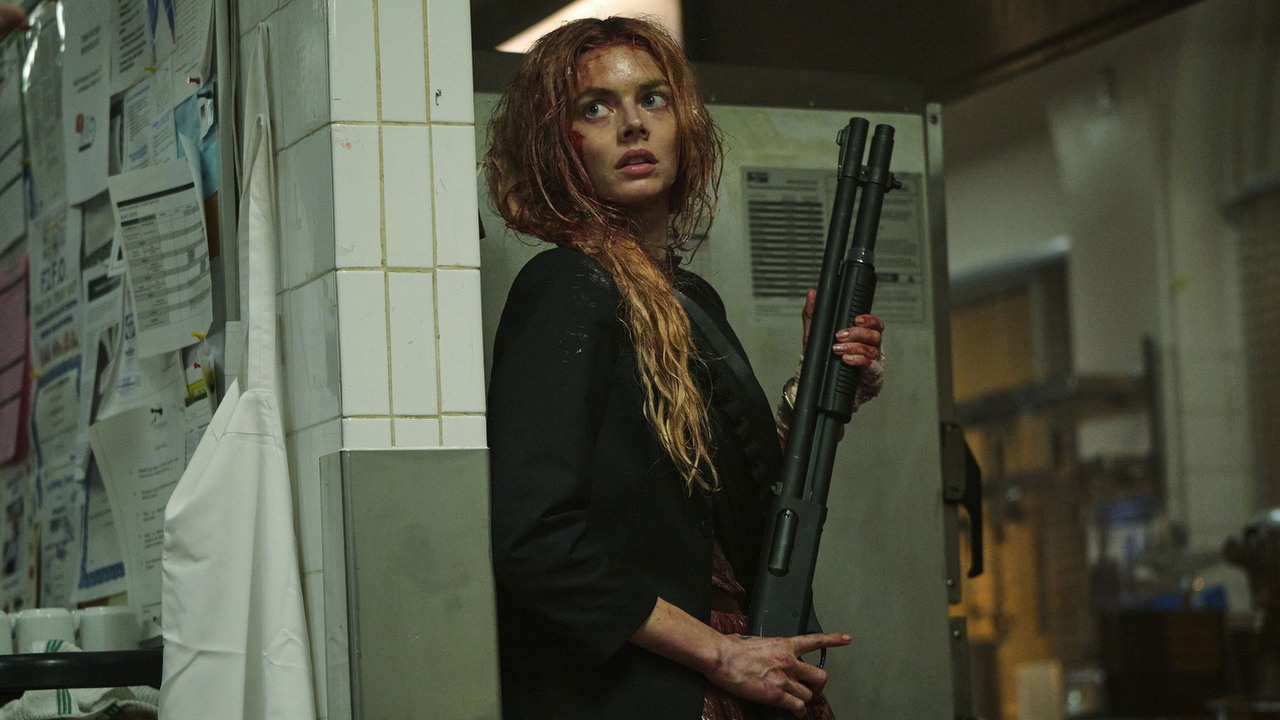 W ten weekend obejrzysz nowy, obfitujący w zwroty akcji thriller z Glenem Powellem i polecaną przez 90% widzów kontynuację lubianego horroru, źródło grafiki: Zabawa w pochowanego 2, Matt Bettinelli-Olpin, Tyler Gillett, Searchlight Pictures, 2026.