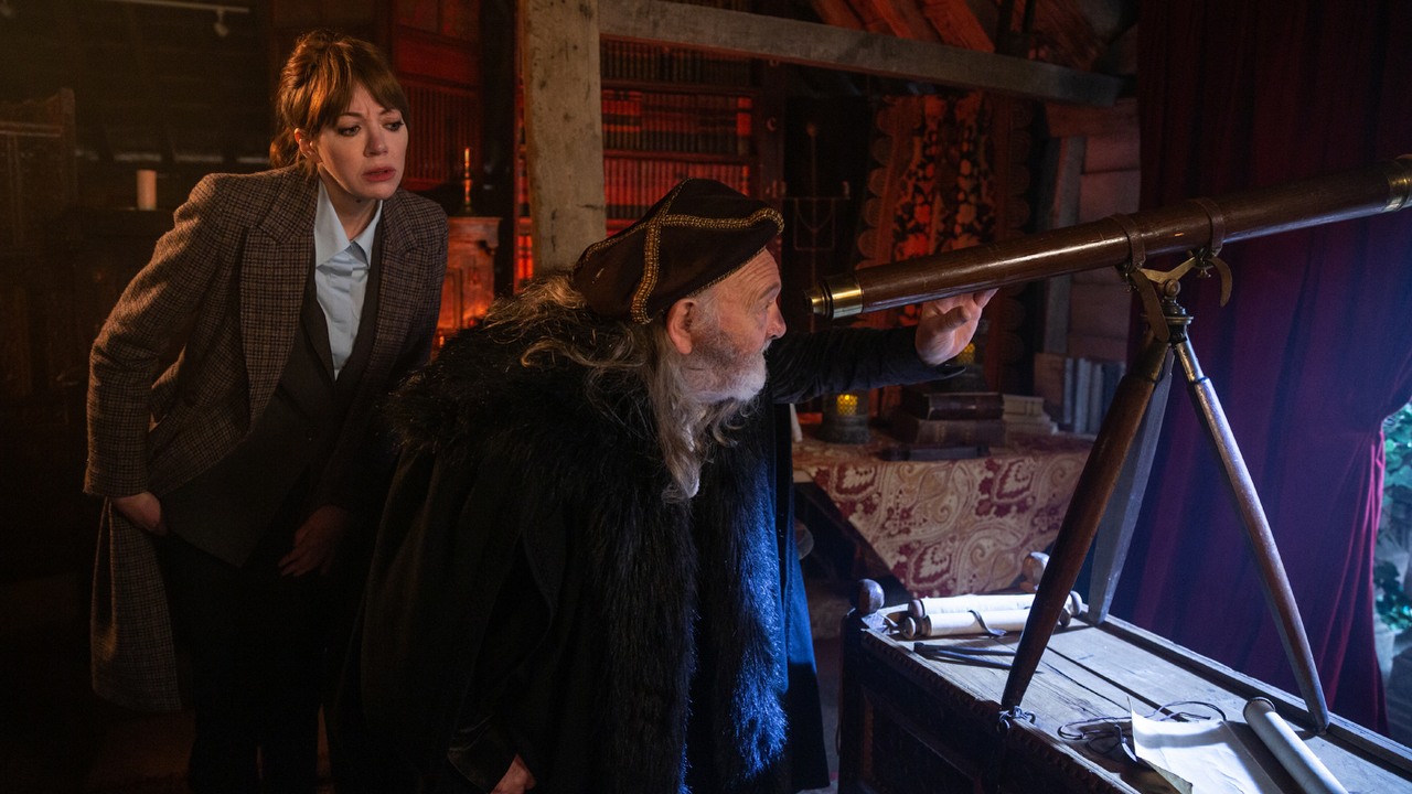 „Absolutnie idealny temat na jej bzdury”. Najzabawniejszy serial Netflixa ze 100% na Rotten Tomatoes powróci, by opowiedzieć nam o kinie, źródło grafiki: Świat oczami Cunk, Charlie Brooker, BBC Two, 2022.