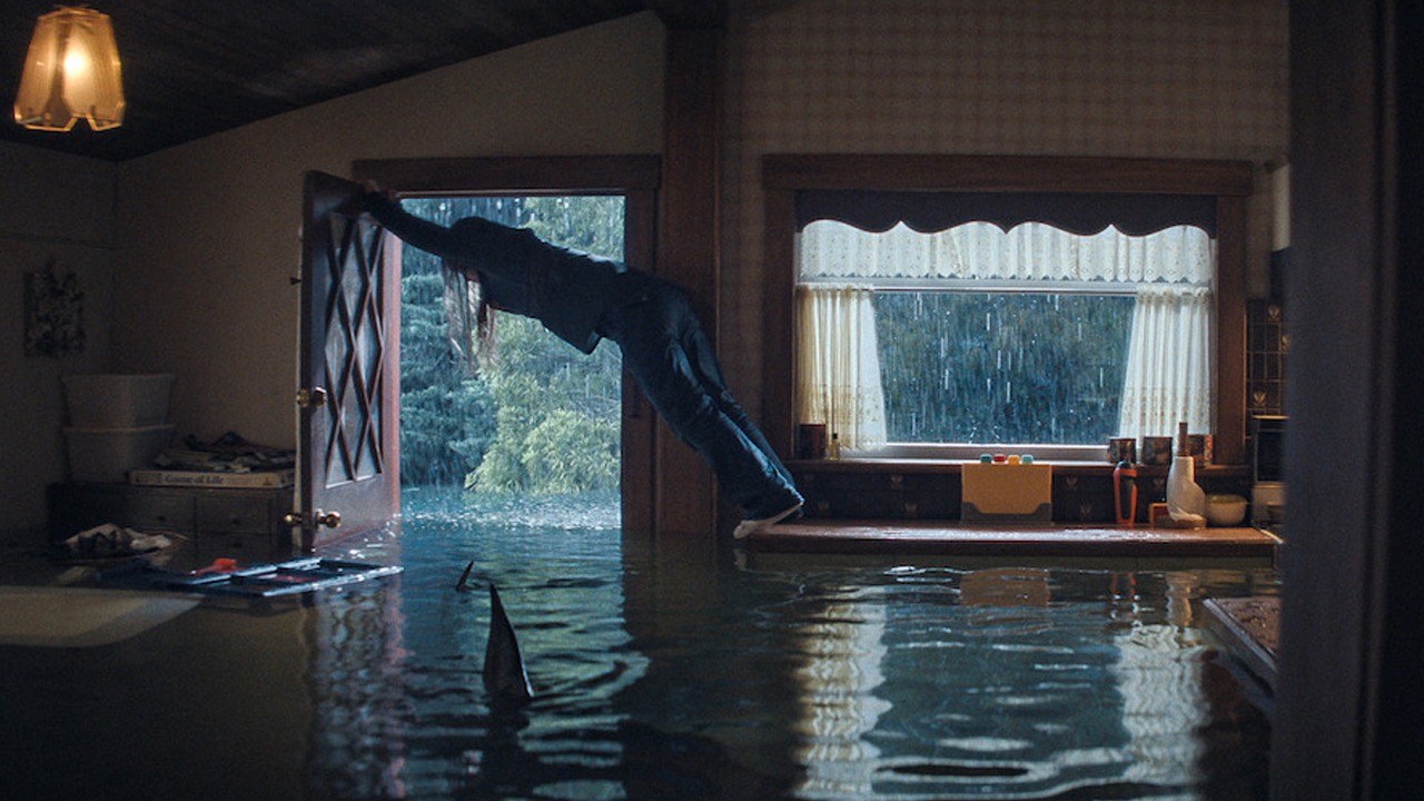 Nowy thriller Netflixa to numer 1 w 91 krajach. Trwa zaledwie 86 minut i czerpie inspirację z jednego z najlepszych filmów wszech czasów, źródło grafiki: Morderczy żywioł, Tommy Wirkola, Netflix, 2026.