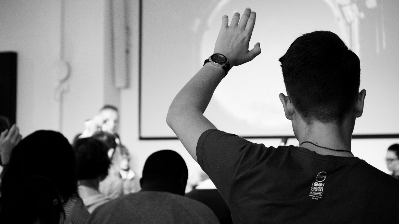 Pokolenie Z coraz bardziej sceptyczne wobec AI, nowe badanie pokazuje rosnący niepokój, źródło grafiki: Felicia Buitenwerf; Unsplash.com; 2019.