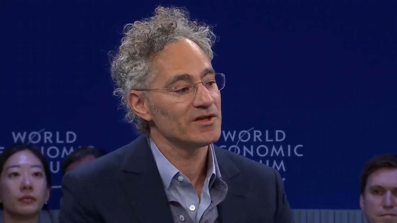 CEO Palantira twierdzi, że sztuczna inteligencja „zniszczy” miejsca pracy dla humanistów. Zastąpienie hydraulików jest nieopłacalne, źródło grafiki: YouTube: DRM News; 2026.