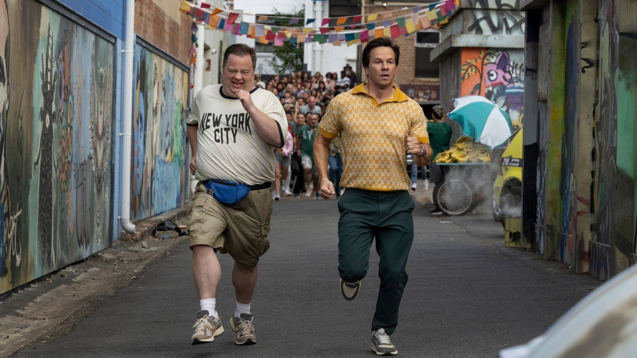 Dziś na Prime Video najważniejsza premiera tygodnia. Pełna akcji, „szalona” nowość z Markiem Wahlbergiem będzie hitem platformy, źródło grafiki: Balls Up, Peter Farrelly, Prime Video, 2026.