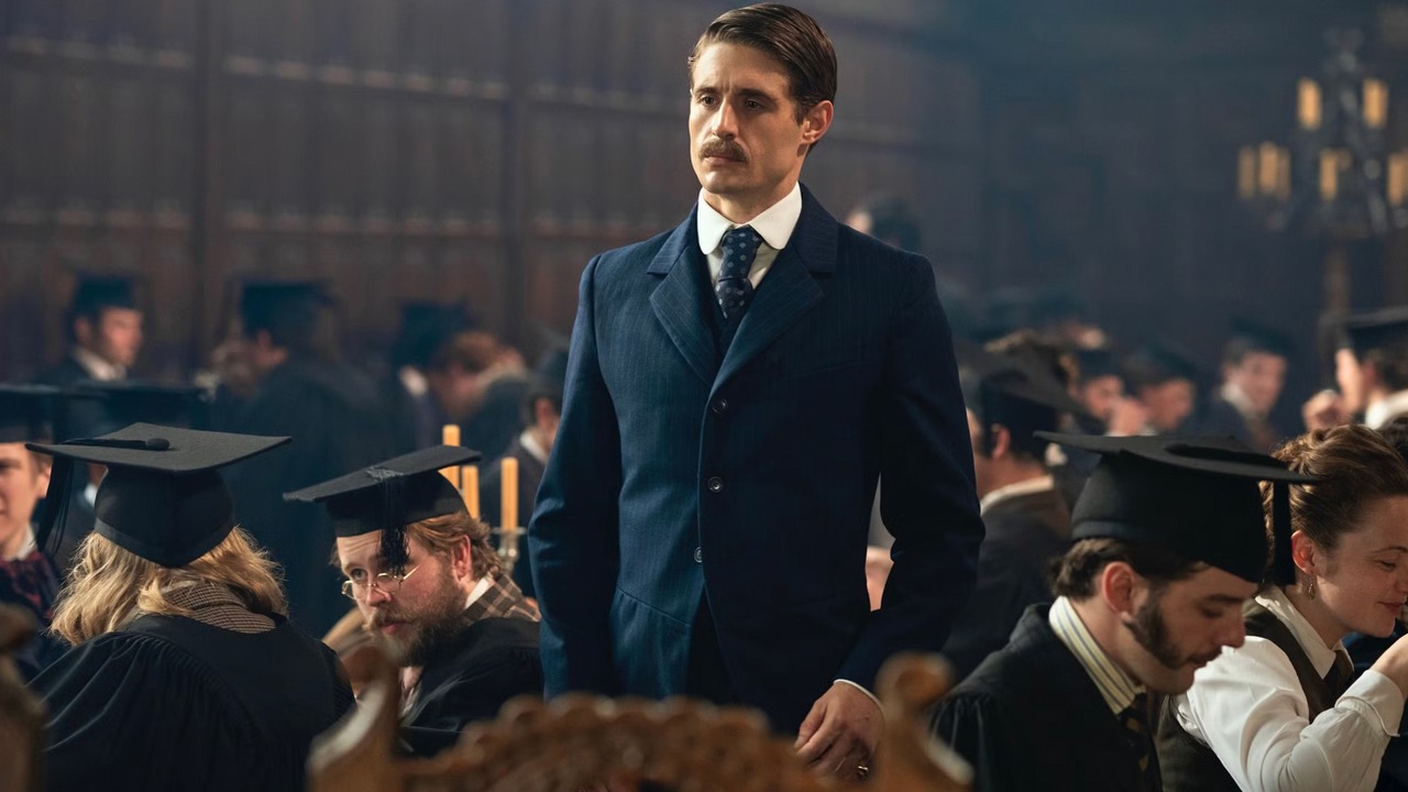 45 mln widzów na całym świecie „zakochuje się w genezie kultowej postaci”. Nowy hit Prime Video powróci z 2. sezonem, źródło grafiki: Młody Sherlock, Matthew Parkhill, Prime Video, 2026.