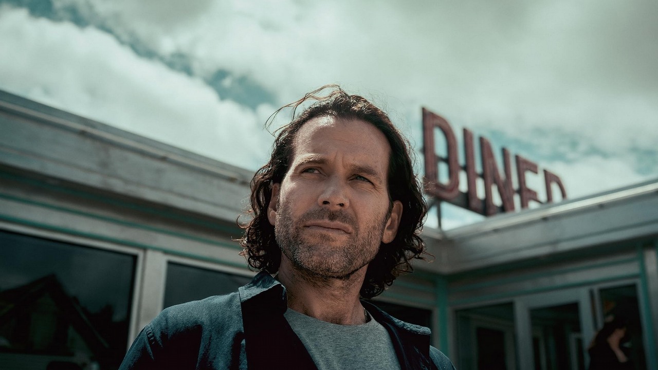 Tylko 4 dni dzielą nas od premiery 4. sezonu Stamtąd na HBO Max. Hitowe sci-fi z 97% na Rotten Tomatoes przedłużono o finałową serię przed premierą nowych odcinków, źródło grafiki: From, John Griffin, MGM, 2022.