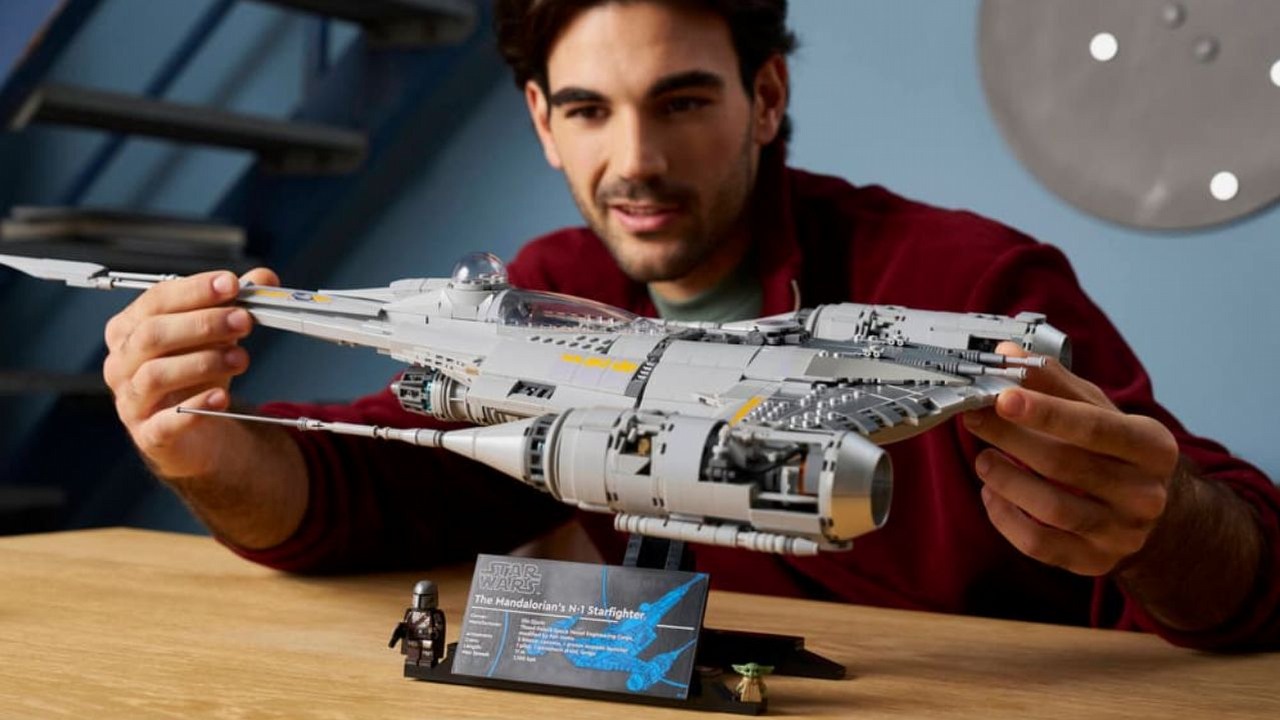 LEGO pozwoli wam zbudować unikalny statek Mandalorianina i uzbroić się w najważniejszą broń jego ludu, ale zestaw podzielił fanów, źródło grafiki: The Lego Group.