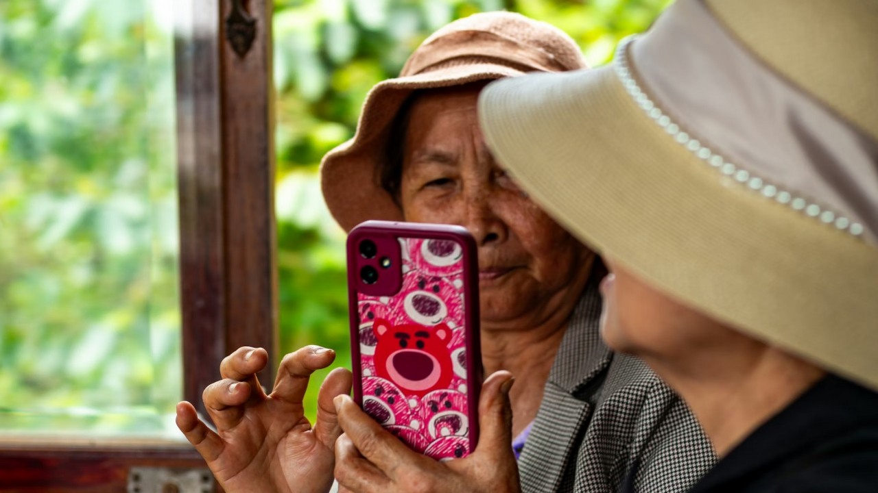 Matka rozmawia przez wideo z synem, który nie żyje. Rodzina zapłaciła za stworzenie AI awatara zmarłego mężczyzny, źródło grafiki: Khanh Do; Unsplash.com; 2025.