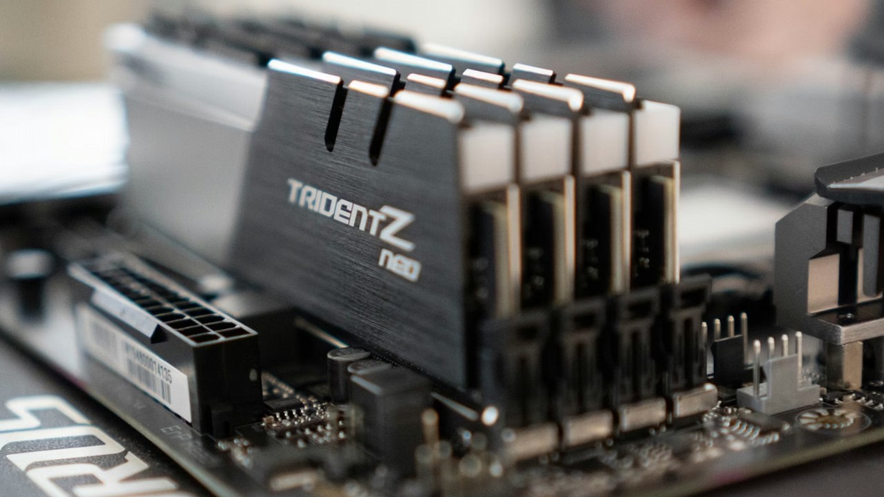 410% normy z lipca to dzisiejsza rzeczywistość. Ceny DDR5 w Niemczech ponownie rosną, gasząc entuzjazm po marcowych anomaliach rynkowych, źródło grafiki: Luan Gjokaj; Unsplash.com; 2020.