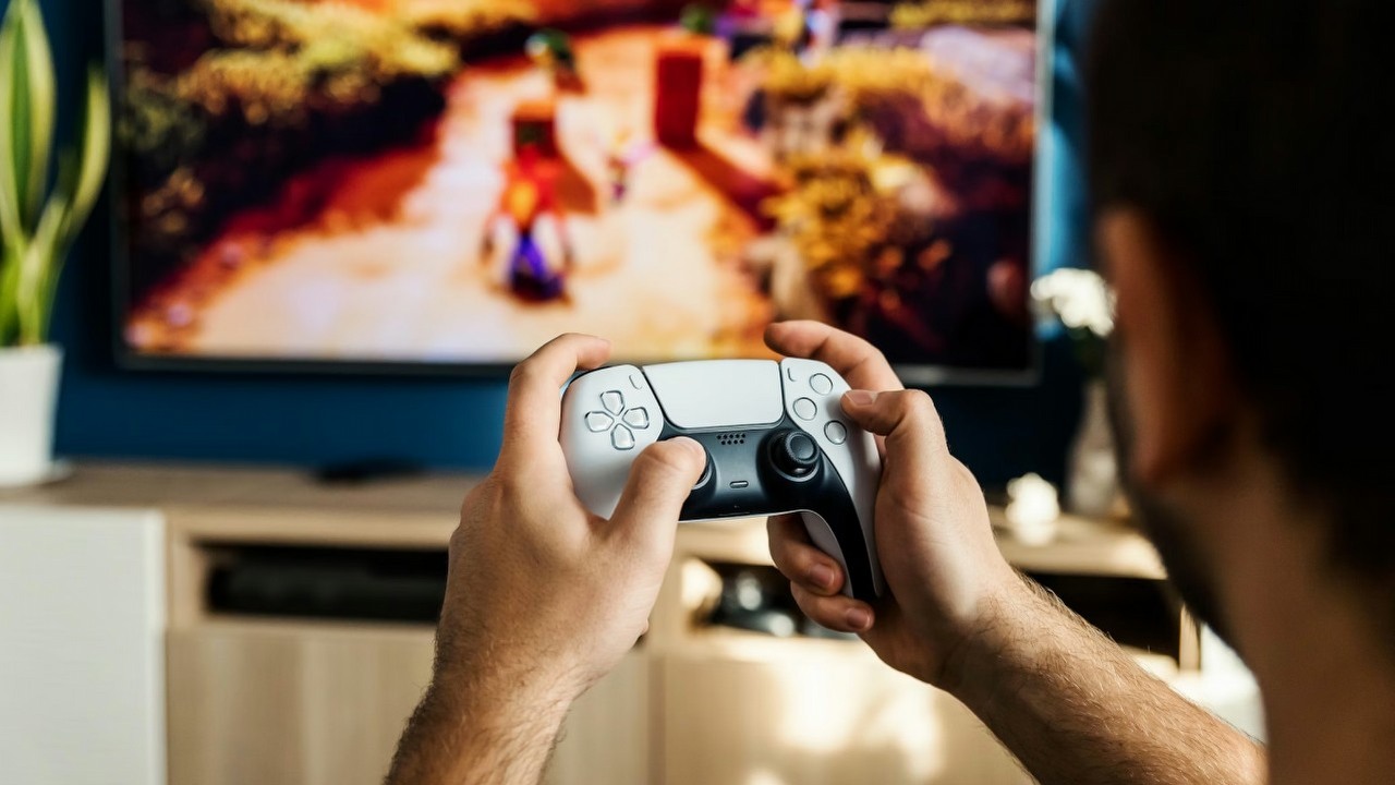 PlayStation wprowadza obowiązkową weryfikację wieku dla graczy w Wielkiej Brytanii. Zmiany na PSN pojawią się jeszcze w tym roku, źródło grafiki: JESHOOTS.COM; Unsplash.com; 2021.