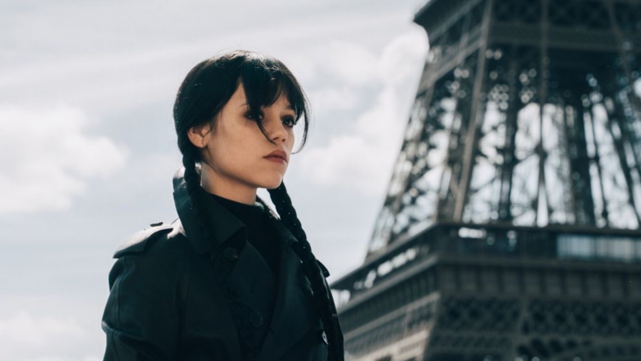 Największy serialowy hit w historii Netflixa zabierze widzów do Paryża. Jenna Ortega powraca jako Wednesday na nowym zdjęciu z 3. sezonu, źródło grafiki: Netflix.