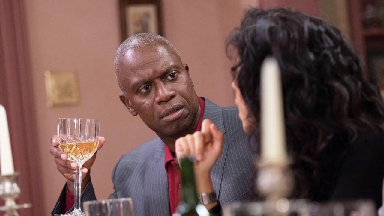 153 odcinki i 95% na Rotten Tomatoes. Wielki hit komediowy trafił na SkyShowtime w całości, źródło grafiki: Brooklyn 9-9, Dan Goor, Fox i NBC.