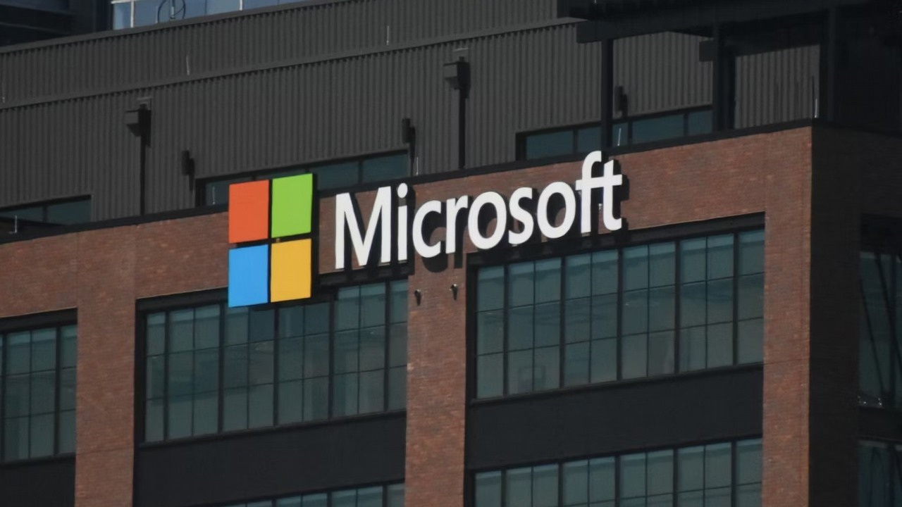 Microsoft proponuje dobrowolne odejścia 7% pracowników, by sfinansować rozwój AI. Firma obiecuje „hojne wsparcie” dla zdecydowanych, źródło grafiki: Simon Ray; Unsplash.com; 2025.