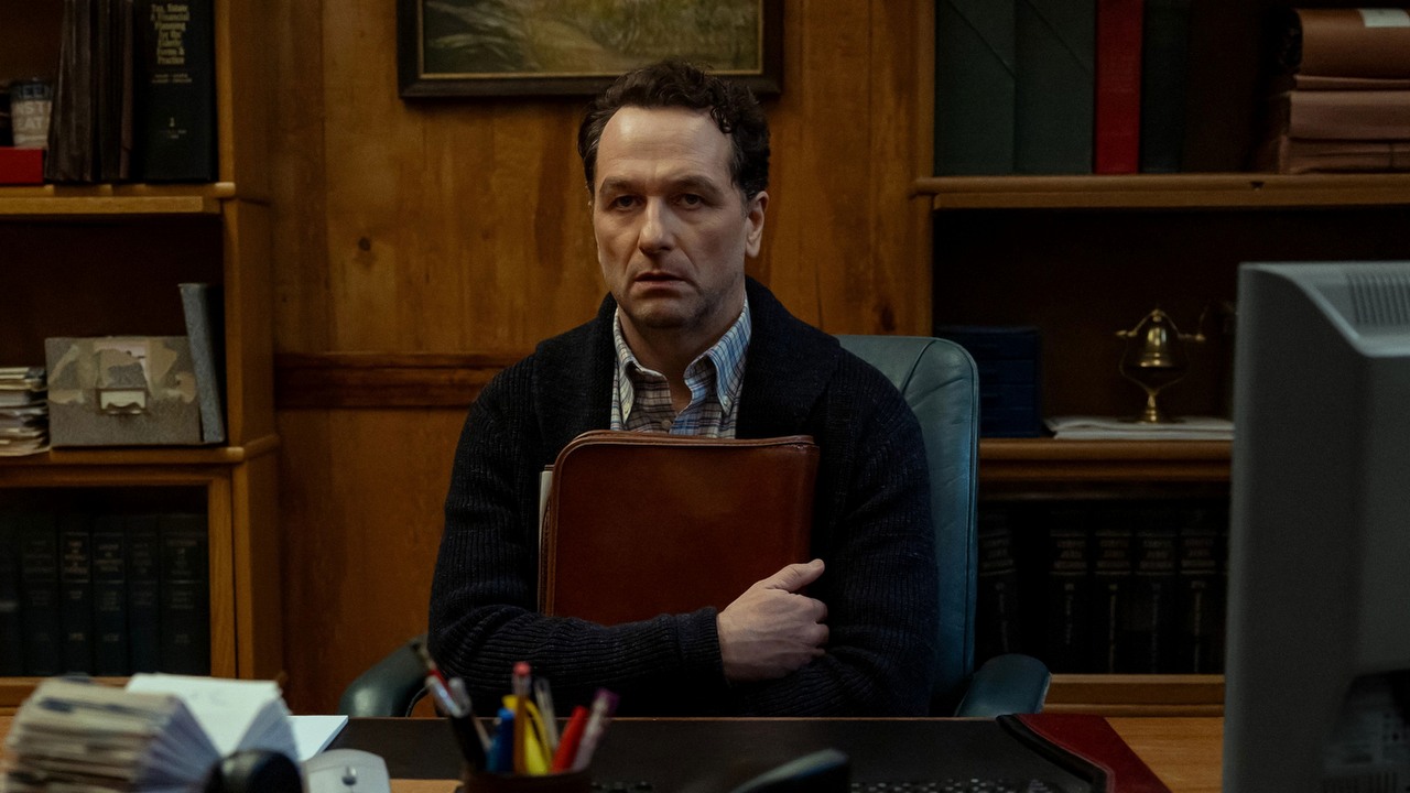 W tym tygodniu 2 nowe seriale podbiją streaming: wysokooktanowy thriller akcji wjedzie na Netflix, Apple TV szykuje mroczny hit o pełnym tajemnic miasteczku, źródło grafiki: Wdowia zatoka, Katie Dippold, Apple TV, 2026.