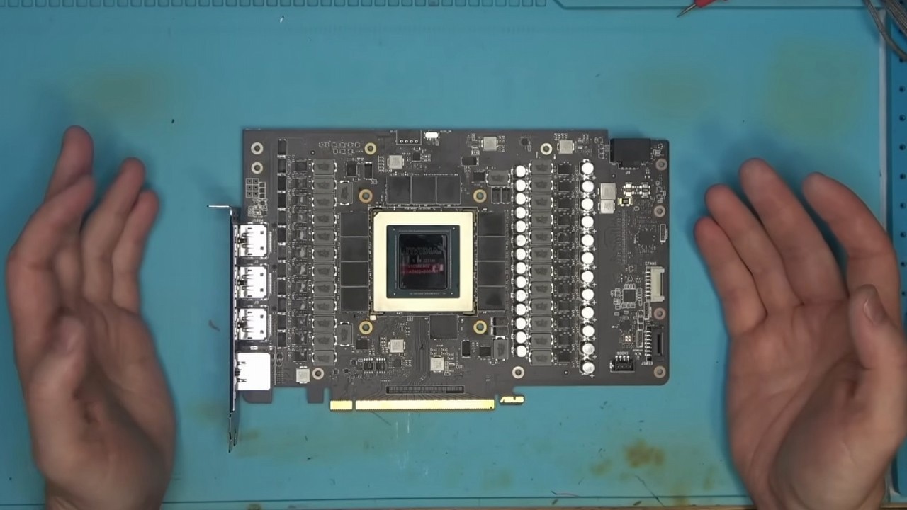 „To najlepsze oszustwo, jakie kiedykolwiek widziałem”. Karta RTX 4090 wysłana do naprawy to wyrafinowana podróbka z pamięcią i rdzeniem wygrawerowanymi laserowo, źródło grafiki: YouTube: northwestrepair; 2026.