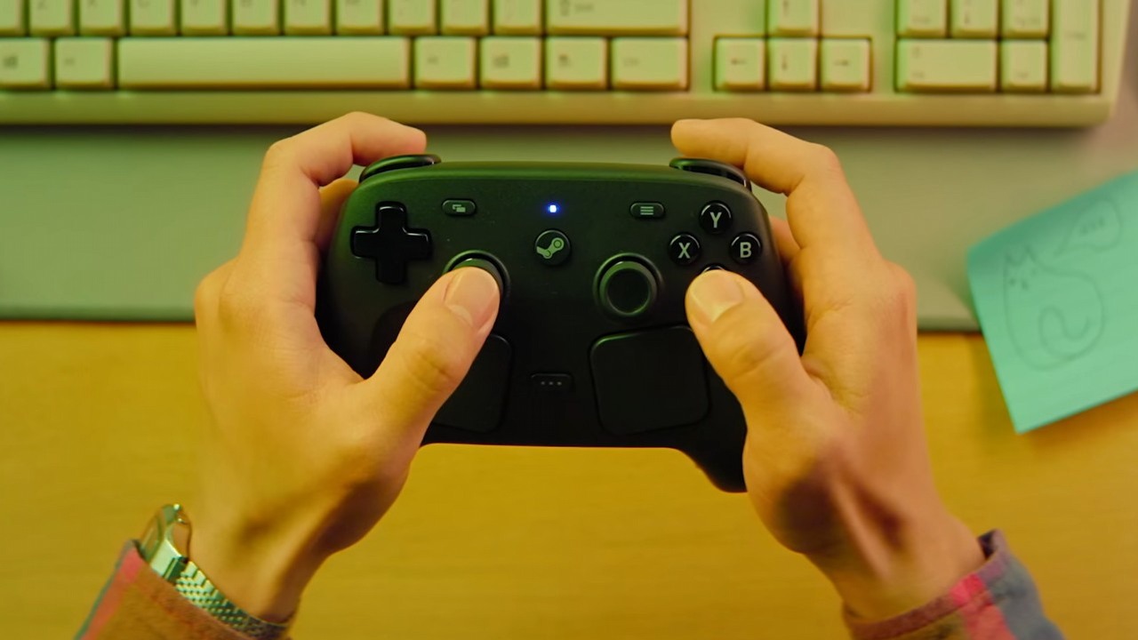 Wyciekła data premiery nowego Steam Controllera. Gamepad trafi do sprzedaży już w maju, źródło grafiki: YouTube: Valve; 2025.