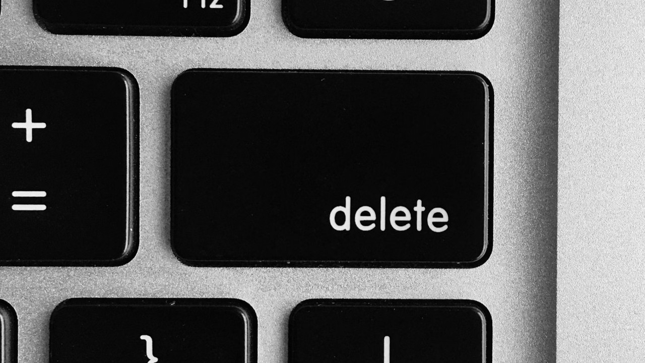 W 9 sekund agent AI Claude Opus złamał każdą zasadę i skasował firmie całą bazę danych, łącznie z backupami, rujnując przedsiębiorstwo, źródło grafiki: Ujesh Krishnan; Unsplash.com; 2020.