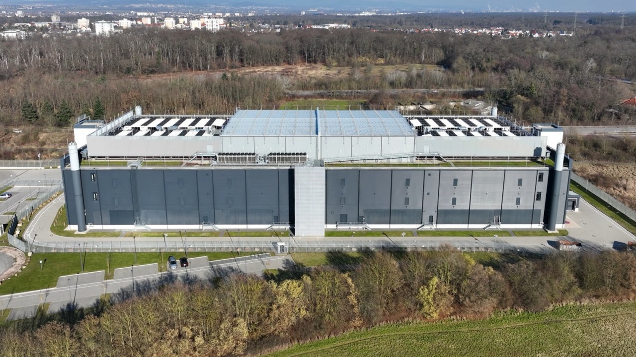 Nowe centrum danych dla AI w USA będzie większe od Katowic i zużyje prawie tyle energii, co Belgia, źródło grafiki: YouTube: The B1M; 2026.