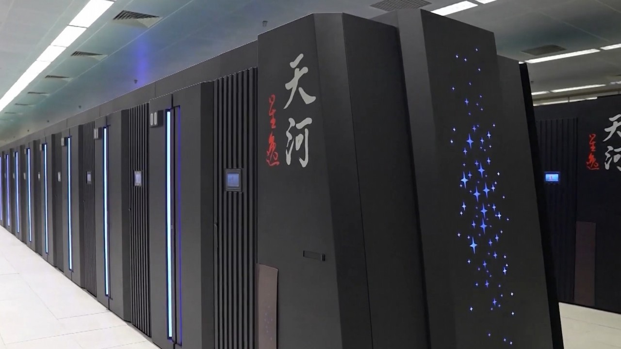 47000 procesorów i 0 kart graficznych. Chiny budują superkomputer o mocy 2 eksaflopów, źródło grafiki: YouTube: Switch TV News; Unsplash.com; 2024.