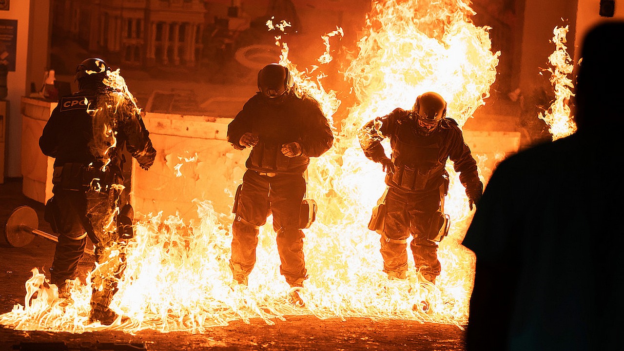 Dziś najważniejsza sensacyjna premiera Netflixa w tym tygodniu: nowa, 8-odcinkowa adaptacja Człowieka w ogniu, źródło grafiki: Człowiek w ogniu, Kyle Killen, Netflix, 2026.