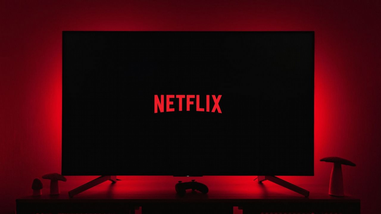 Ma 97% na Rotten Tomatoes i trwa tylko 90 minut, ale na zawsze zapisał się w historii kina. Wybitny polski thriller obejrzysz teraz na Netflix, źródło grafiki: Thibault Penin; Unsplash.com / 2022.