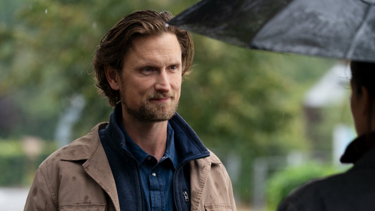 Tylko tydzień dzieli nas od premiery 2. sezonu jednego z najlepszych thrillerów w historii Netflixa. Skandynawski kryminał ze 100% na Rotten Tomatoes wraca po 5 latach, źródło grafiki: The Chestnut Man: Hide and Seek, Milad Alami, Netflix, 2026.