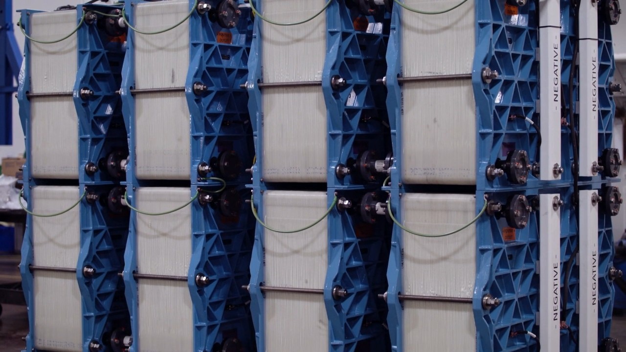 Nowa chińska bateria żelazowa zachowuje stabilność po 6000 cyklach i ogranicza przecieki jonów o 99,4%, źródło grafiki: YouTube: ESS Tech, Inc.; 2025.