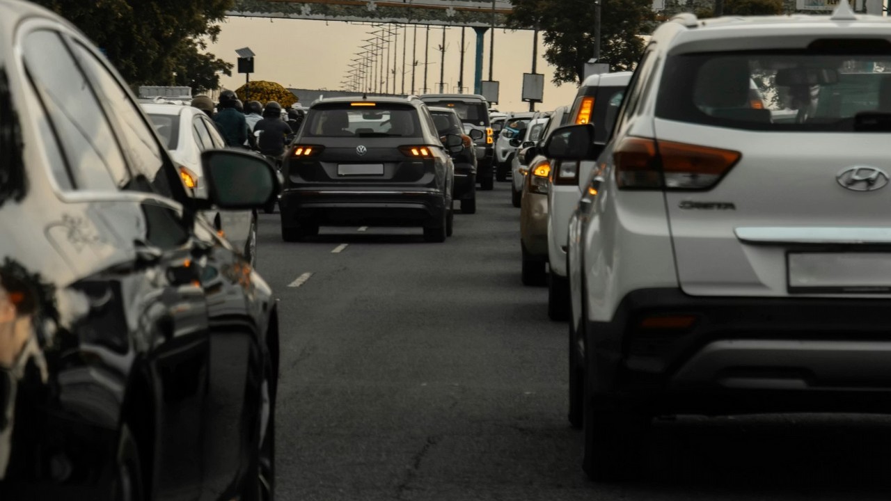 Nowy system radarowy nakłada grzywnę w wysokości ponad 850 zł za jazdę niewłaściwym pasem na autostradzie: projekt realizowany w Hiszpanii ma pomóc w zapobieganiu korkom, źródło grafiki: Shayon .S; Unsplash.com; 2023.