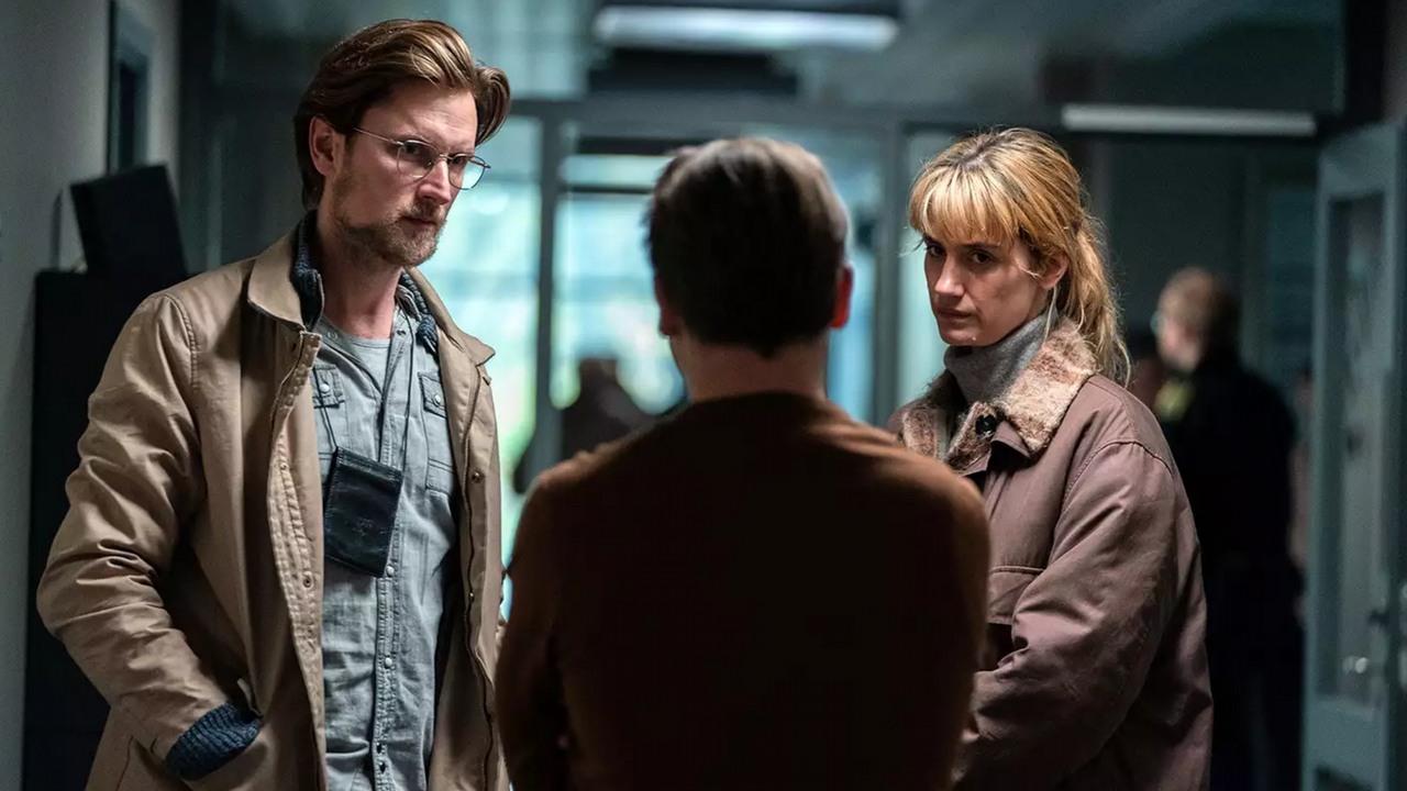 W tym tygodniu na Netflix obejrzysz 2 obiecujące thrillery: kontynuację jednego z najlepszych seriali kryminalnych giganta ze 100% na Rotten Tomatoes i brytyjską nowość, źródło grafiki: The Chestnut Man: Hide and Seek, Milad Alami, Netflix, 2026.