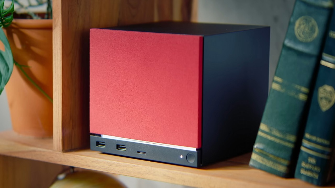 Prawie 38 ton Steam Machine czeka w magazynach? Znany insider podaje informacje sugerujące, że premiera sprzętu Valve może się zbliżać, źródło grafiki: YouTube: Valve; 2025.