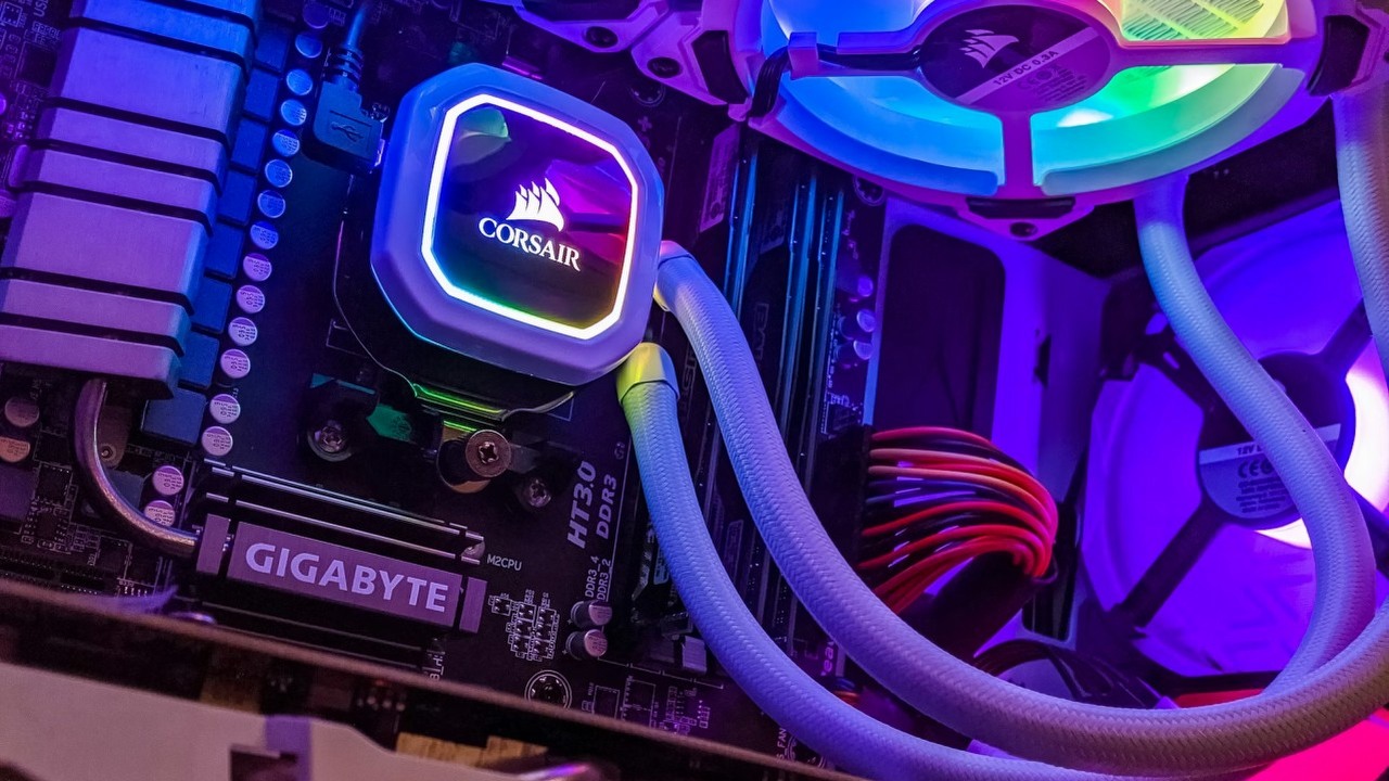 Microsoft radził graczom zakup 32 GB RAM-u, a potem usunął wpis.  16 GB to tylko „punkt wyjścia”, źródło grafiki: Andy Holmes; Unsplash.com; 2020.