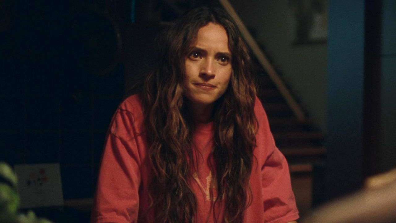 Takich filmów nam brakuje. Za 3 tygodnie na Prime Video trafi polecany przez 84% widzów hit „w dobrym, staromodnym komediowym stylu”, źródło grafiki: Skomplikowani, Michael Angelo Covino, Neon, 2025.