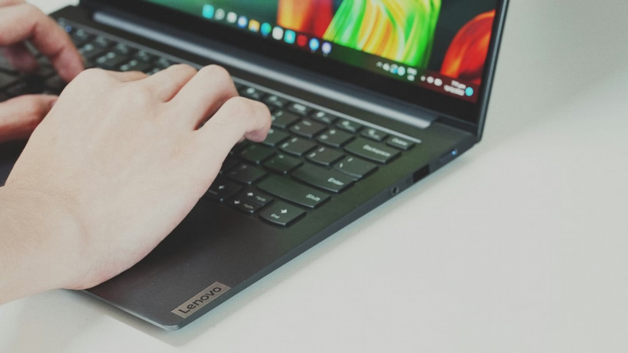 Tani laptop z Windowsem zdeklasował MacBooka Neo, ale internauci zarzucają badanie pod tezę na zlecenie Microsoftu, źródło grafiki: Back2Gaming; Unsplash.com; 2026.