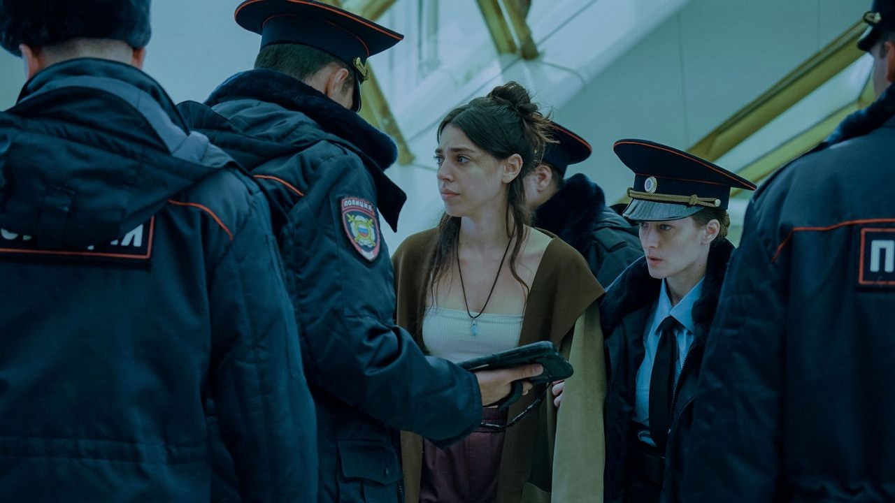 Dziś na Apple TV premiera nowego „trzymającego w napięciu” thrillera. 2 odcinki serialu twórców znakomitego Homeland już dostępne, źródło grafiki: Bezwarunkowo, Dana Idisis, Apple TV, 2026.