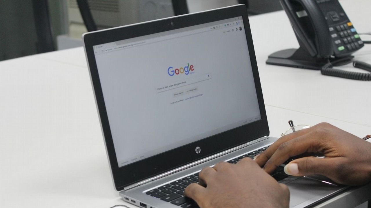 Chrome instaluje AI bez pytania o zgodę i może Cię szpiegować. Sprawdź, jak usunąć Gemini ze swojego PC, źródło grafiki: Benjamin Dada; Unsplash.com; 2017.