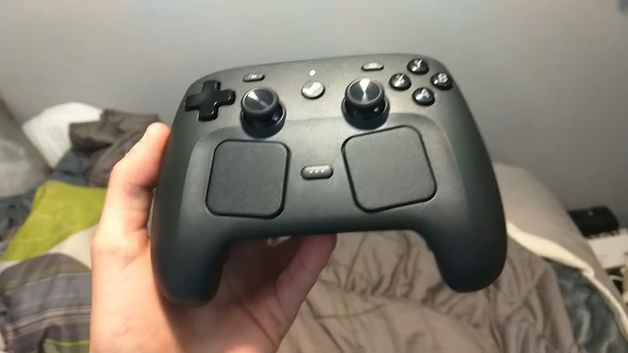 Steam Controller „krzyczy”, gdy go upuścisz. Valve ukryło filmowy żart, który znają wszyscy, źródło grafiki: YouTube: RF3D; 2026.