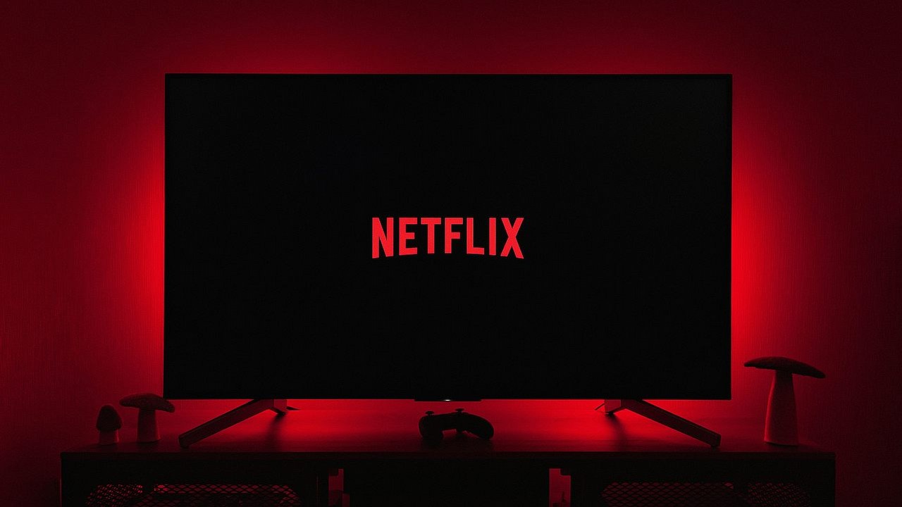 Netflix wprowadza reklamy w Polsce. Gigant ogłasza tańszy plan, z którego korzysta już 250 mln widzów, źródło grafiki: Unsplash.com / Thibault Penin / 2022.
