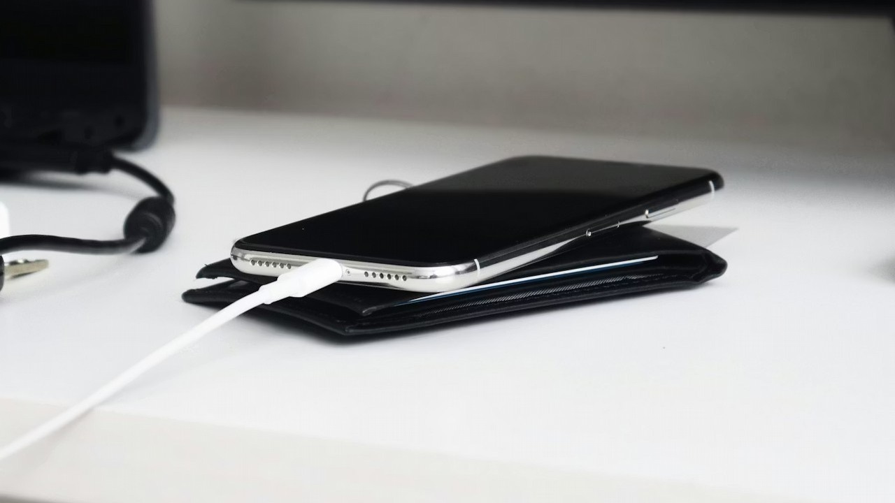 Wielu z nas robi to nieprawidłowo: strażacy wyjaśniają, jak ładować telefon komórkowy w domu, aby uniknąć wypadków, źródło grafiki: Diego Soares; Unsplash.com; 2024.