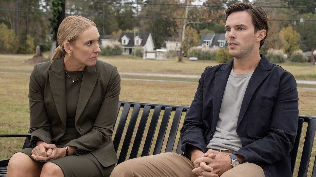 Wleciał na Netflixa i od razu jest hitem. Thriller sądowy Clinta Eastwooda z 93% na Rotten Tomatoes i gwiazdami trafił do top 10 już po jednym dniu, źródło grafiki: Przysiegły nr 2, Clint Eastwood, Warner Bros., 2024.