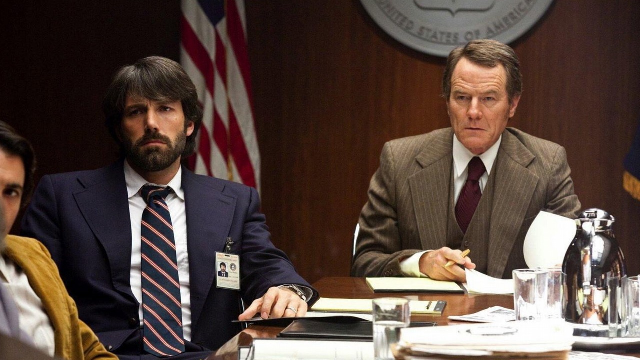 Ma 120 minut pełnych napięcia i właśnie wjechał na Netflix. Polecany przez 96% krytyków wciągający thriller z Benem Affleckiem idealny na weekend, źródło grafiki: Argo, Ben Affleck, Warner Bros., 2012.