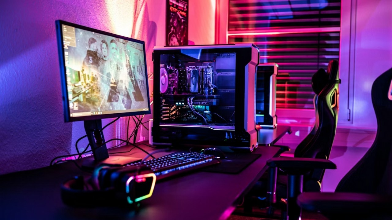 60% graczy odpuszcza składanie PC na kolejne 24 miesiące. Winą obarczana jest branża AI i wysokie ceny podzespołów, źródło grafiki: ELLA DON; Unsplash.com; 2021.