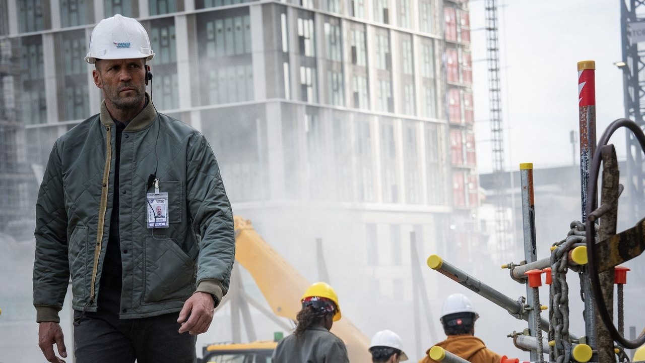 Jason Statham nokautuje konkurencję na HBO Max. Polecany przez 87% widzów ubiegłoroczny thriller akcji to nowy hit platformy, źródło grafiki: Fachowiec, David Ayer, Amazon, 2025.