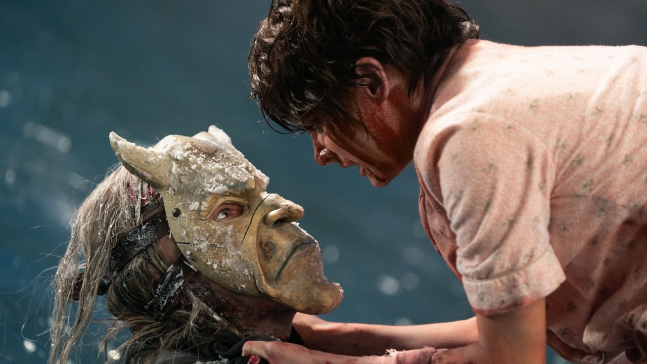 Kontynuacja chwalonego przez niemal 90% widzów horroru opartego na prozie syna Stephena Kinga jest numerem 1 na SkyShowtime. „Dwójka” to błyskawiczny hit weekendu, źródło grafiki: Czarny telefon 2, Scott Derrickson, Blumhouse, 2025.
