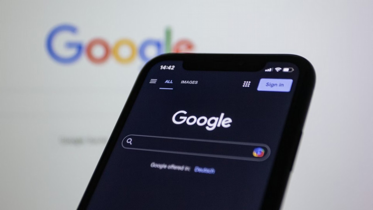 Wyszukiwarka Google zmienia się w rozmowę z AI. Agent odpowie, zaplanuje i wykona zadanie, zanim odwiedzisz jakąkolwiek stronę, źródło grafiki: Shutter Speed; Unsplash.com; 2023.