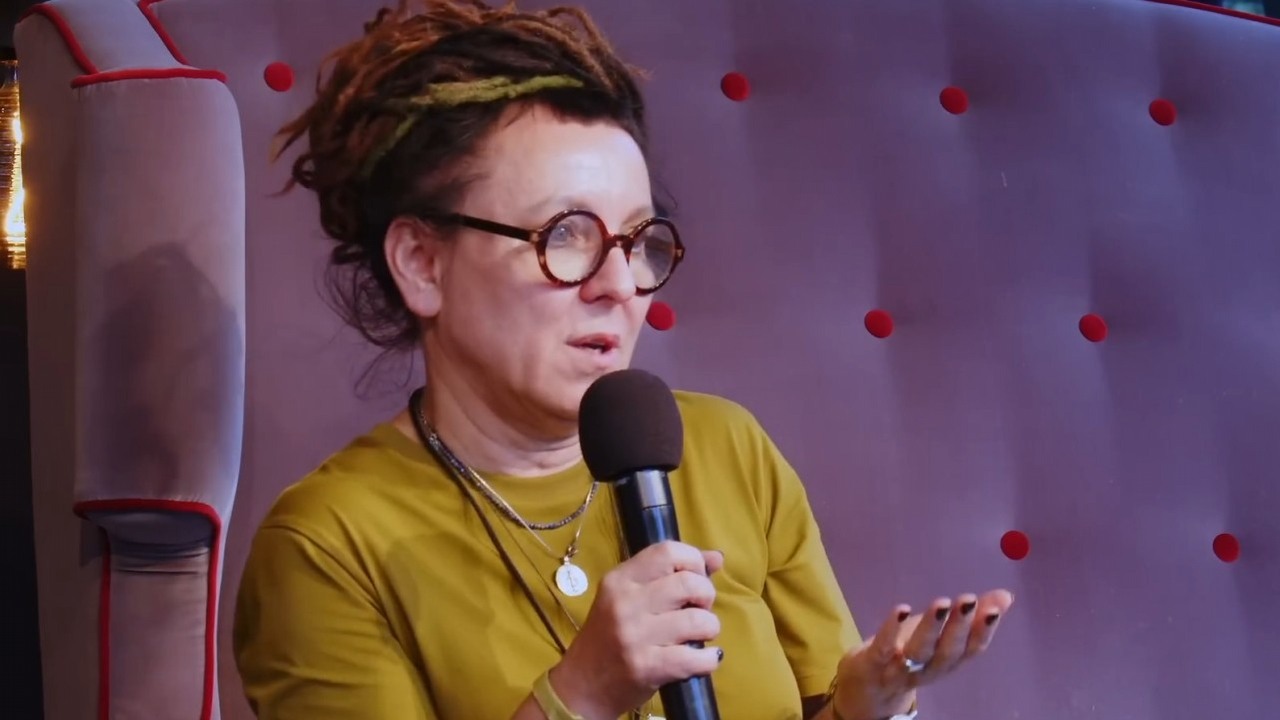 „Zostałam niewłaściwie zrozumiana”. Olga Tokarczuk wyjaśnia, jak naprawdę korzysta z AI, źródło grafiki: YouTube: Fundacja Olgi Tokarczuk; 2024.