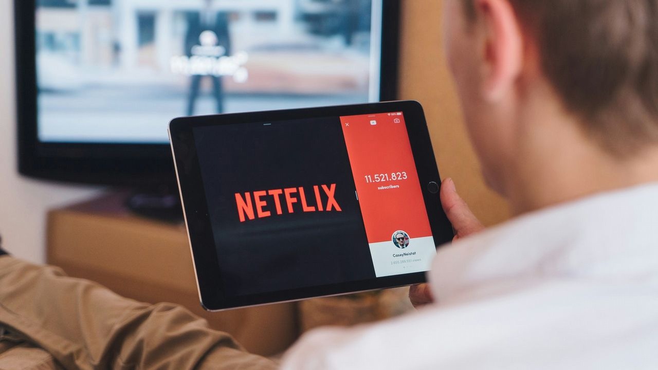 Zarwane noce i odłożone obowiązki. Netflix zbadał, jak przez 10 lat streaming zmienił Polaków, źródło grafiki: Unsplash.com / CardMapr.nl / 2019.