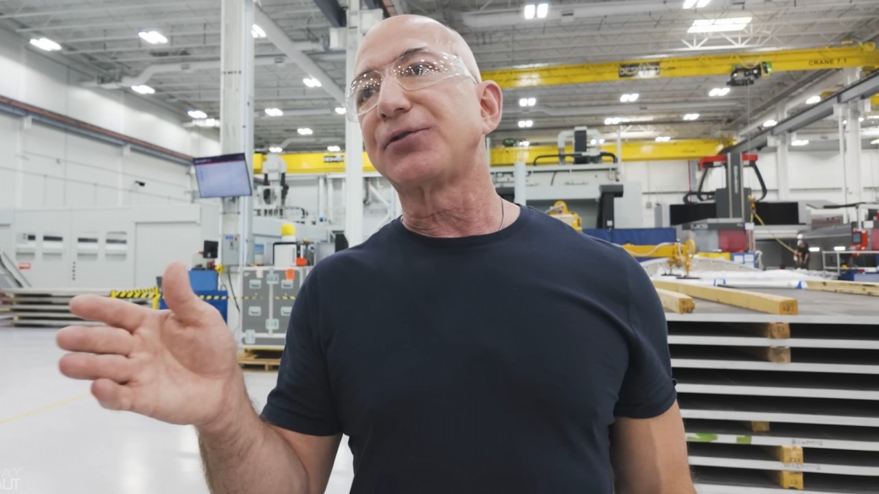 Jeff Bezos wkłada 34 miliony w nowe włókna tekstylne z bakterii, odpadów rolniczych i innych źródeł biologicznych, źródło grafiki: YouTube: Everyday Astronaut; 2024.