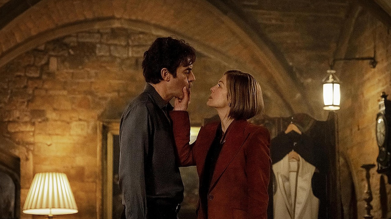 Numerem 1 na Netflixie w niemal 50 krajach jest „niewypał” z 18% na Rotten Tomatoes. To remake innej produkcji giganta streamingu sprzed ośmiu lat, źródło grafiki: Panie przodem, Thea Sharrock, Netflix, 2026.