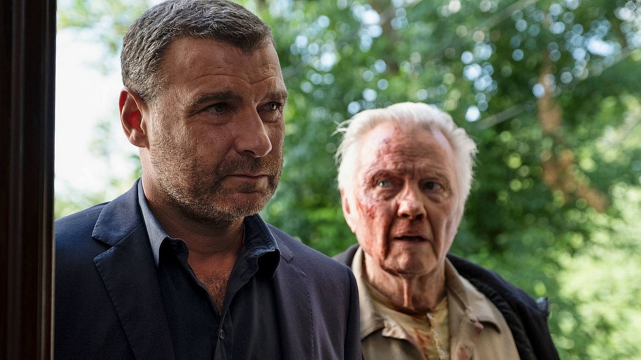 Zostały niecałe 4 tygodnie, by nadrobić 82 odcinki. Lubiany serial kryminalny z 8,3/10 wkrótce zniknie ze SkyShowtime, źródło grafiki: Ray Donovan, Ann Biderman, Showtime, 2026.